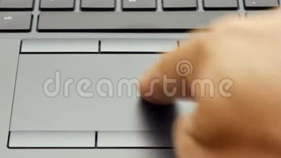 特写男性手敲击和滚动触摸板笔记本电脑或笔记本4k镜头视频的预览图