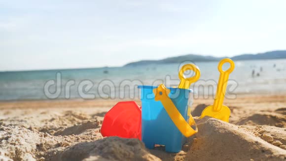 海浪沙滩上的玩具在夏日的氛围下选择焦点浅景视频的预览图