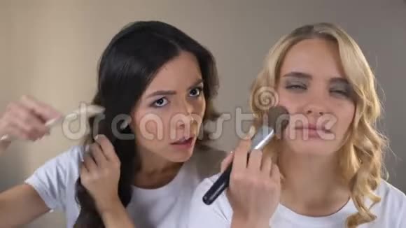 两个女孩化妆在镜子前争得一席之地竞争嫉妒视频的预览图