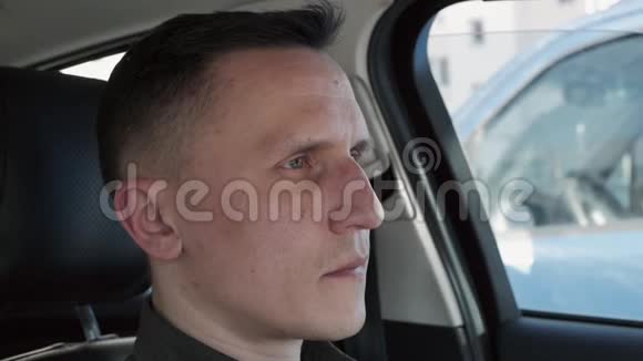 坐在车里的人的肖像他把手指直接指向摄像机视频的预览图