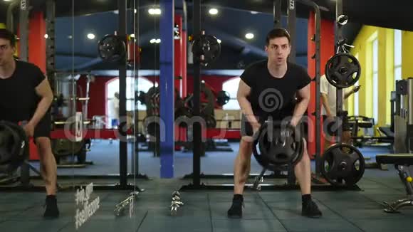 他在健身房锻炼手臂视频的预览图