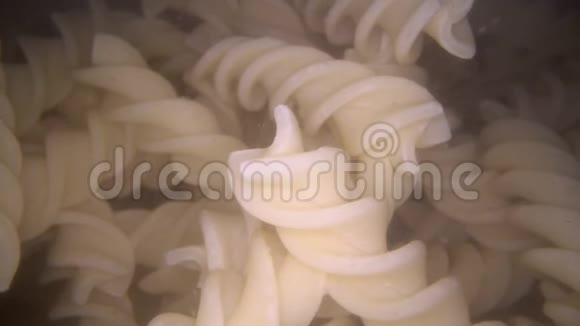 在沸水中煮熟的意大利卷饼的水下镜头烹饪傻瓜粉粒通心粉视频的预览图
