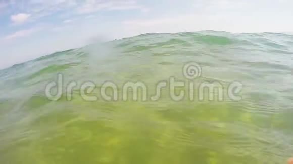 海面上的光波绿色海水视频的预览图