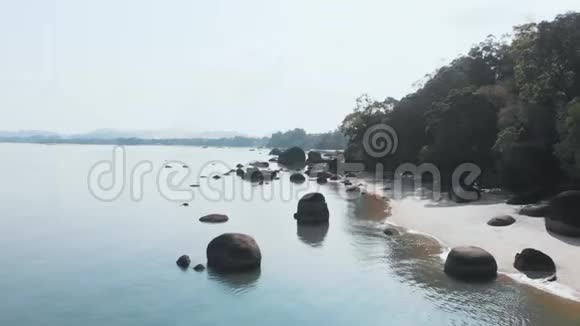 飞行无人机沿野生海滩马来西亚兰卡维视频的预览图