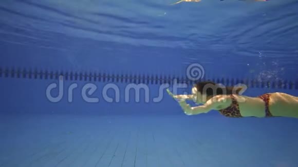 布鲁内特女士在水下慢动作游泳视频的预览图