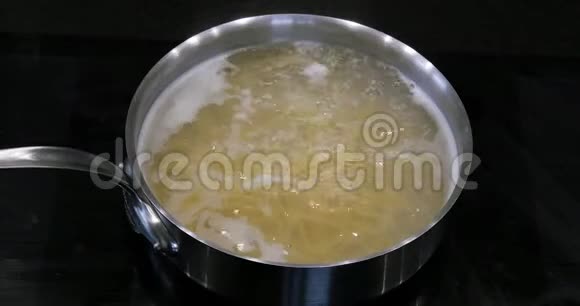 热开水和平底锅中的意大利面实时4K视频的预览图