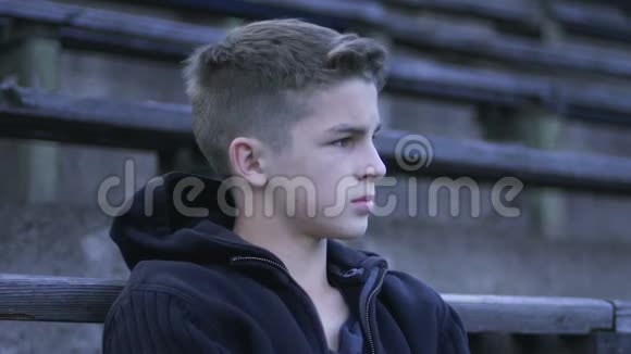 孤独的男青少年坐在长凳上青春期的问题内心的自我测试视频的预览图