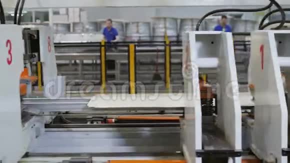 冰箱生产线输送的塑料零件视频的预览图