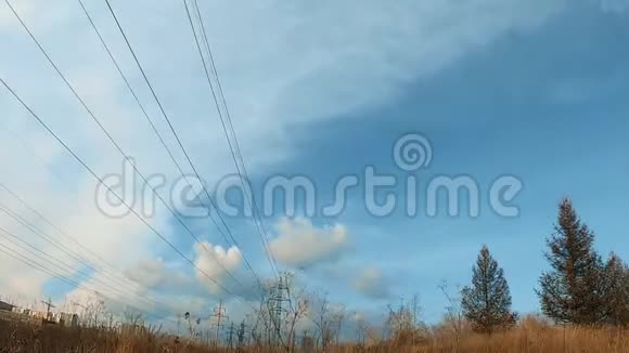秋日蓝天上的白云时光流逝视频的预览图