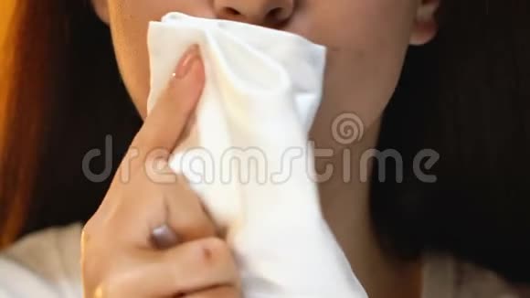 女人饭后用餐巾擦嘴礼仪规则礼貌视频的预览图