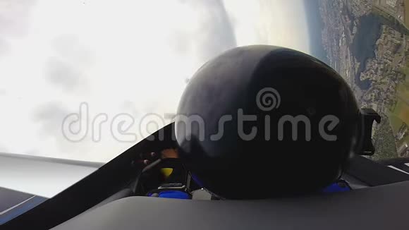 在飞机上与飞行员进行惊人的飞行坐在驾驶舱的极端人的POV视频的预览图