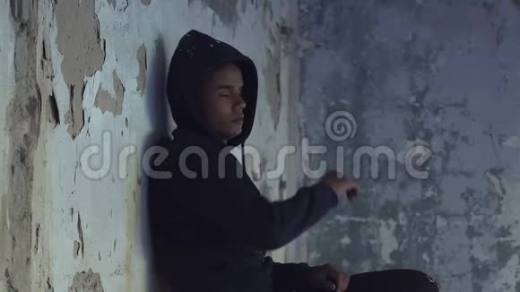 非裔美国男孩躲在废墟中哭泣战争的孩子绝望视频的预览图
