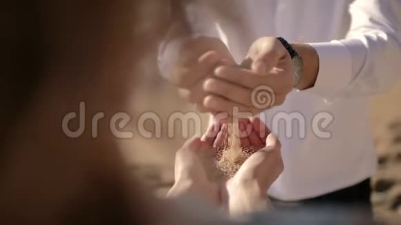 男人在女人手洒沙子视频的预览图