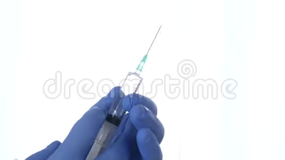 医护人员准备注射抗生素静脉注射视频的预览图