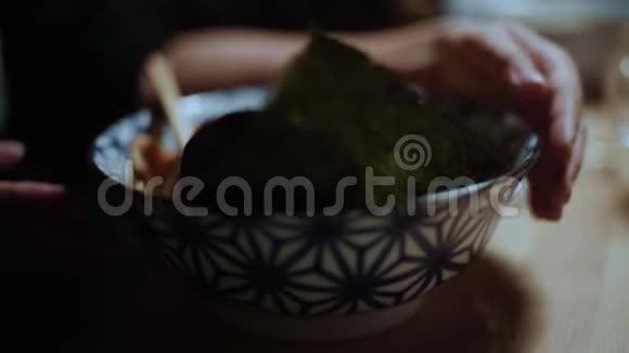 海鲜博主吃辣拉面汤视频的预览图