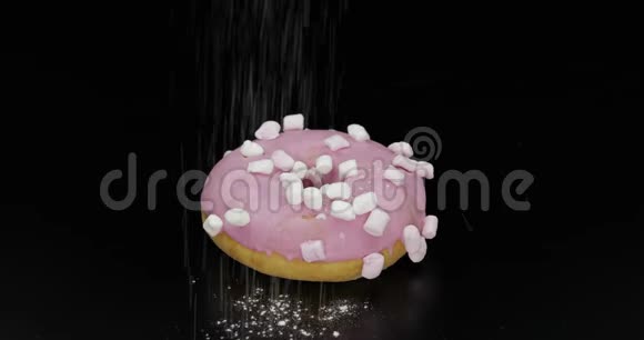 新鲜的面包圈铺在黑色的表面撒上糖粉视频的预览图