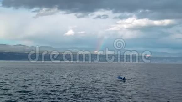 雷暴中小渔船上方彩虹视频的预览图