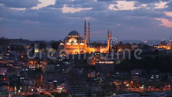 夕阳下的蓝色清真寺越过清真寺美丽的云彩土耳其伊斯坦布尔之灯视频的预览图