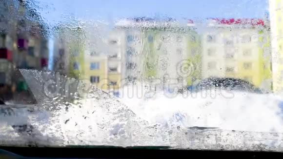 用挡风玻璃刮水器清洗车上的挡风玻璃视频的预览图