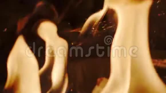 烧烤炉里的木炭红色摄像机上的慢动作特写镜头视频的预览图