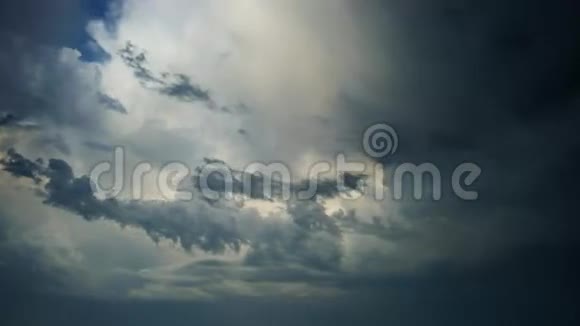 暴风雨的天空视频的预览图