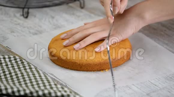 糕点厨师把海绵蛋糕切成层蛋糕生产工艺视频的预览图