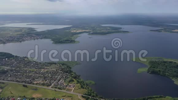 一架蓝色直升机上的湖的录像视频的预览图