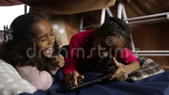 兴奋的女孩在平板电脑上观看有趣的视频视频的预览图