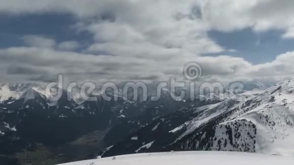 奥地利蒂罗尔州梅罗芬的雪山和云时间推移视频的预览图