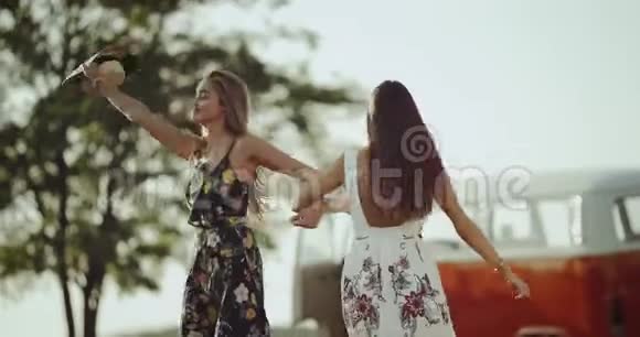 漂亮的年轻女士留着长发跳舞在大自然中快乐地穿着时尚的复古连衣裙视频的预览图