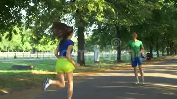 健身情侣跑步者在艰苦训练中休息视频的预览图