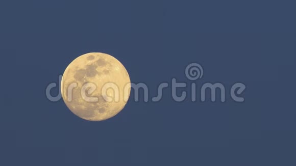 美丽的满月在高海拔的晴朗夜晚拍摄的满月视频的预览图
