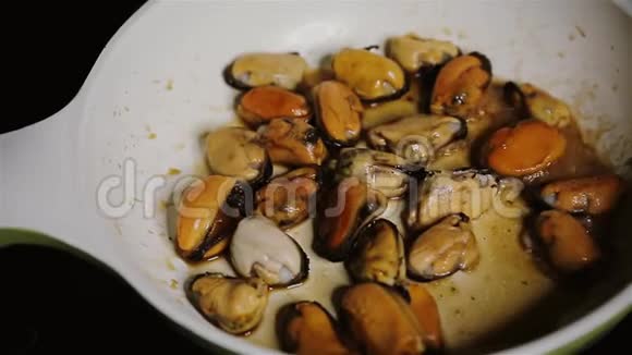 油炸热开胃青口锅底酱油家常菜视频的预览图