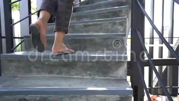 女人走在螺旋楼梯上视频的预览图