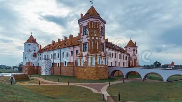 白俄罗斯米尔镇的老城堡在云层下视频的预览图