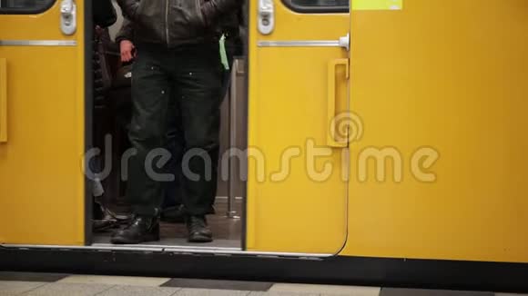 柏林地铁关门开车离开视频的预览图