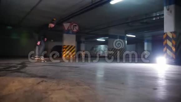 地下停车场一个年轻人在玩滑板练习奥利魔术视频的预览图