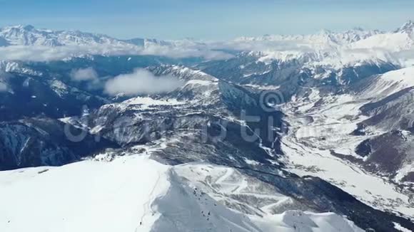 令人惊叹的山脉有许多树木覆盖着山丘白雪覆盖着山顶空中拍摄的画面是4k视频的预览图