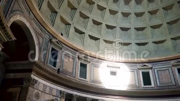 罗马万神殿穹顶的镜头围绕着奥库勒斯显示穹顶屋顶4k视频的预览图