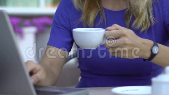 年轻的美女博主在餐馆喝咖啡写文章视频的预览图