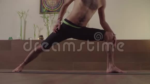 强壮的男人练习瑜伽三角姿势视频的预览图