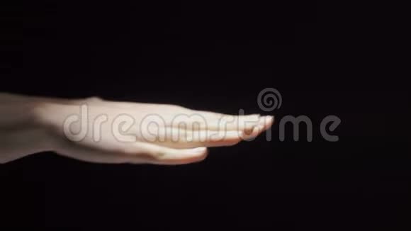 阴影中女性手掌的视频视频的预览图