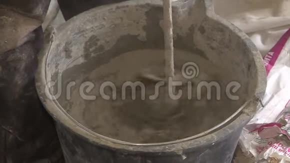 一个长时间的搅拌机混合水泥沙子和水建筑概念视频的预览图
