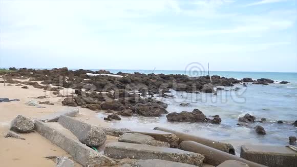 慢动作海浪海岸到海滩与石头视频的预览图