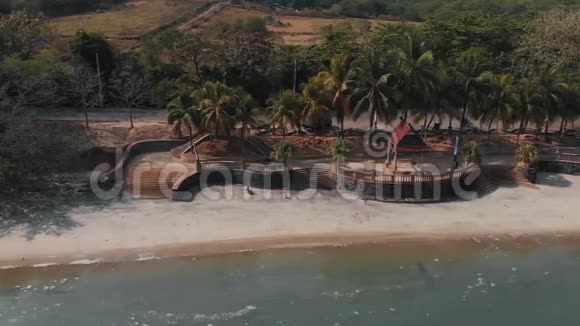 无人机沿野生海滩的侧跨马来西亚兰卡维视频的预览图