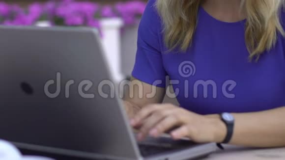 年轻压力很大的商业女性在户外咖啡馆的笔记本电脑上工作头疼视频的预览图