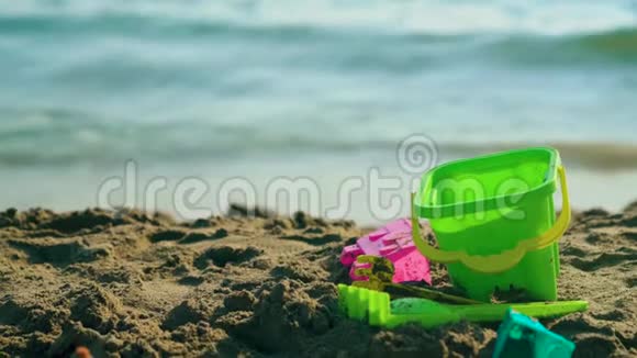 在海边玩玩具铲子夏日亲情概念假日放松4k视频的预览图