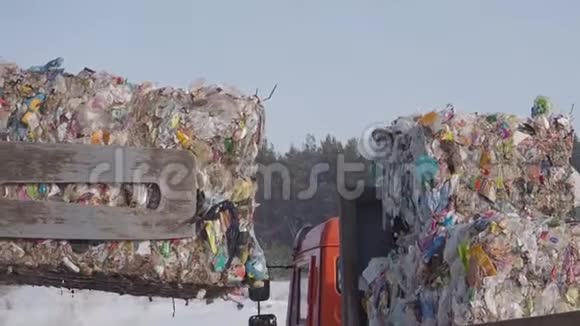将回收垃圾装入车内视频的预览图