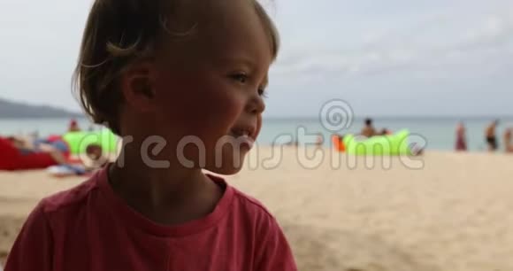 海滩上有趣的孩子视频的预览图