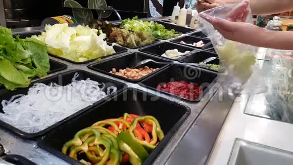 在酒店餐厅女士选择不同的蔬菜搭配五颜六色的水果和蔬菜视频的预览图